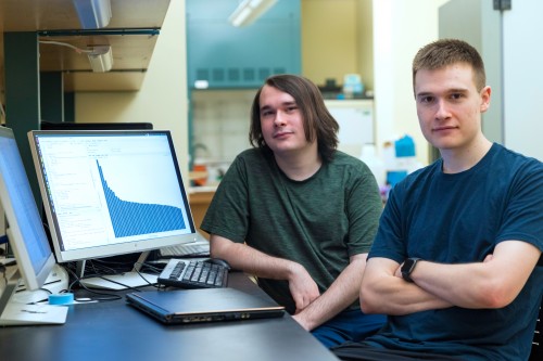 23岁的生物化学专业的Alex VanHelene和23岁的生物专业的Matthew Healy