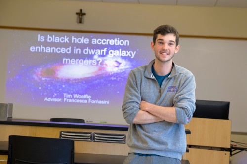 Timothy Woelfle ' 24与物理学助理教授Francesca Fornasini在SURE项目中合作，研究超大质量黑洞是如何形成和增长的