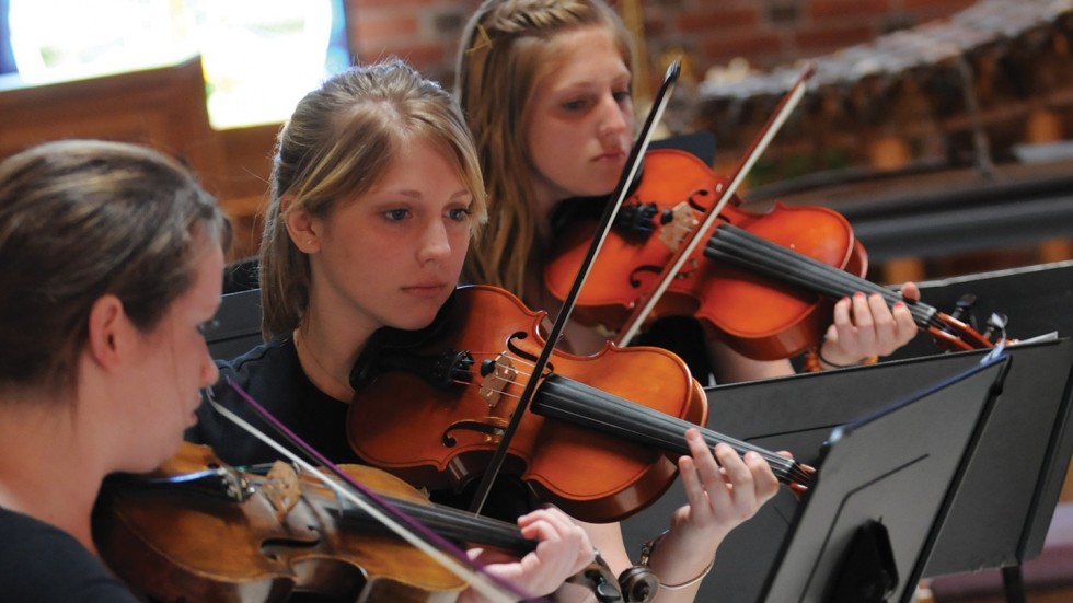 Students playing the violin