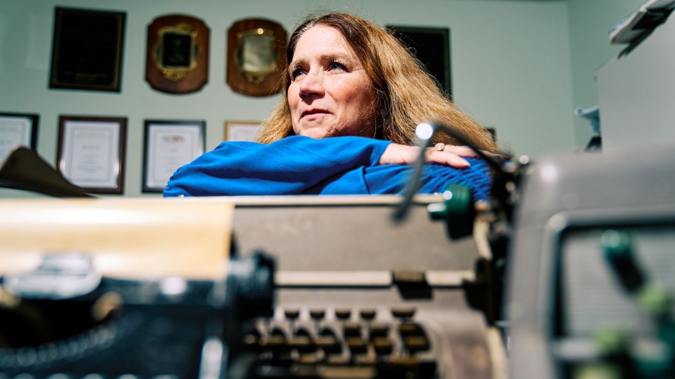 Maureen Boyle leaning against typewriter