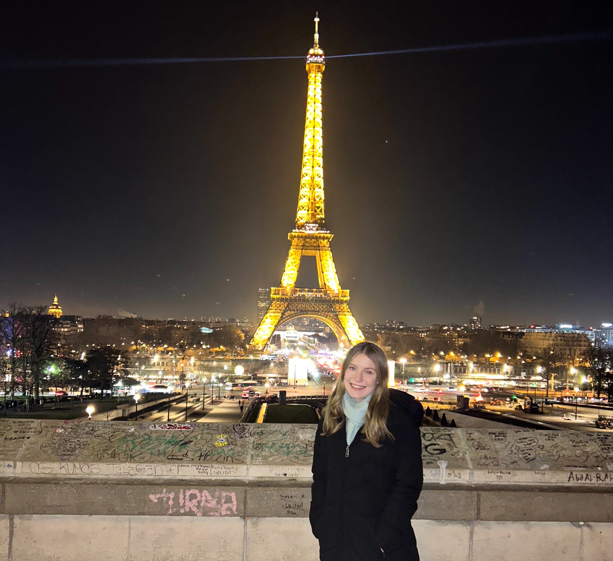 Lauren Rauseo '25 in front of the Eiffel Tower.