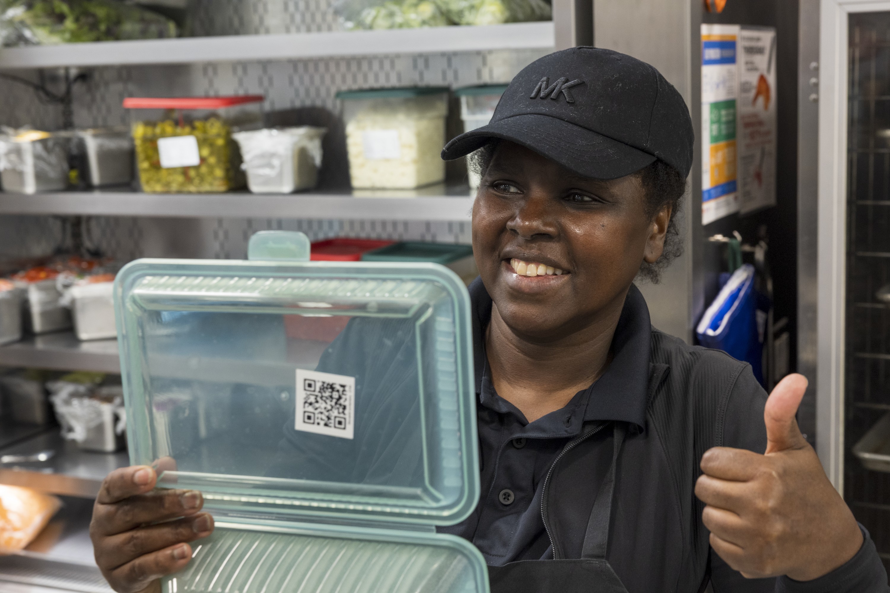 Person holding Reuzzi container