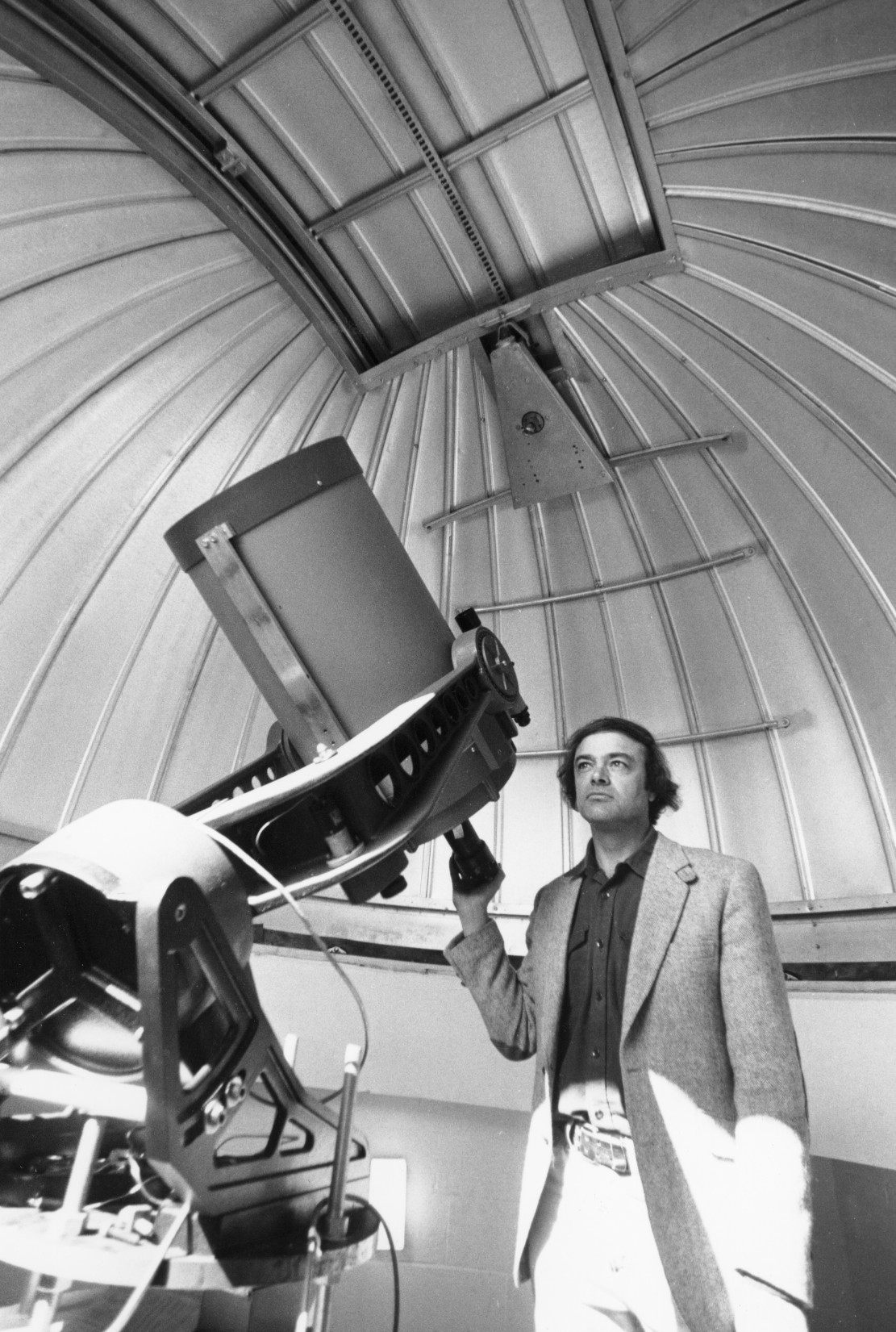 Chet Raymo at telescope in Merkert-Tracy